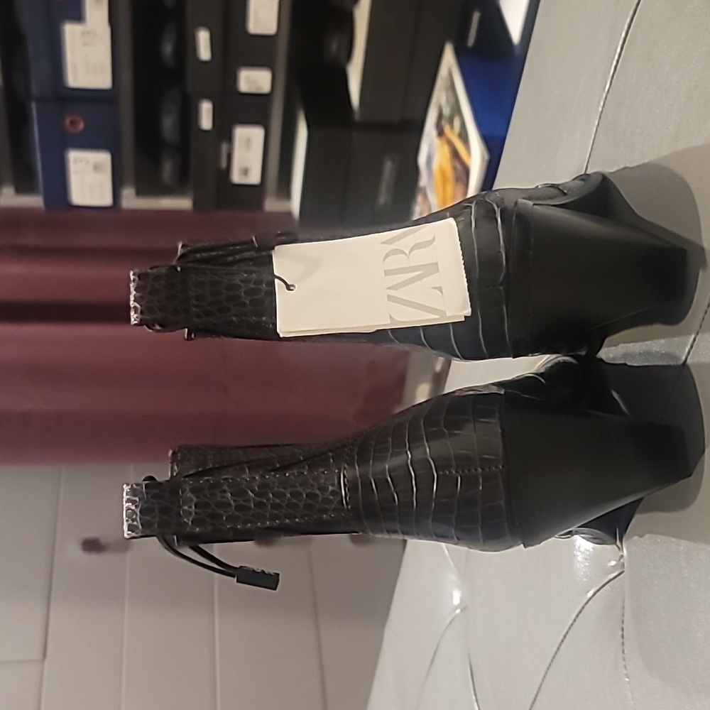 Zara Boot - Picture 3 of 5